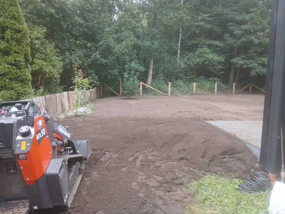 Frisch geebnete Fläche nach Erdarbeiten mit dem Raupenlader