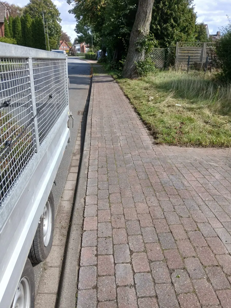 Derselbe Gehweg nach der Wegepflege, Fugen frei und Fläche abgekehrt